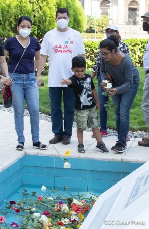 Una flor para el Comandante Carlos en su 44 Aniversario de Luz, Vida y Verdad