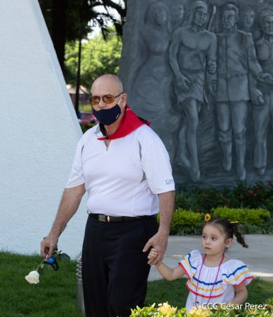 Una flor para el Comandante Carlos en su 44 Aniversario de Luz, Vida y Verdad