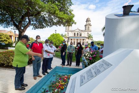 Una flor para el Comandante Carlos en su 44 Aniversario de Luz, Vida y Verdad