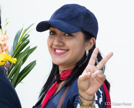 Una flor para el Comandante Carlos en su 44 Aniversario de Luz, Vida y Verdad