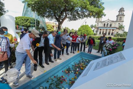 Una flor para el Comandante Carlos en su 44 Aniversario de Luz, Vida y Verdad