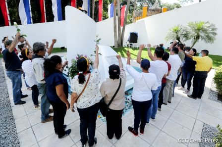 Una flor para el Comandante Carlos en su 44 Aniversario de Luz, Vida y Verdad