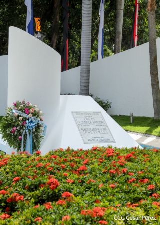 Una flor para el Comandante Carlos en su 44 Aniversario de Luz, Vida y Verdad