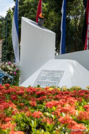 Una flor para el Comandante Carlos en su 44 Aniversario de Luz, Vida y Verdad