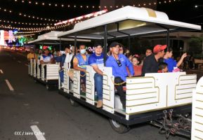 Familias disfrutan el ambiente navideño en la Avenida de Bolívar a Chávez