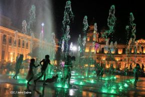 Familias disfrutan el ambiente navideño en la Avenida de Bolívar a Chávez