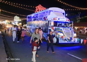 Familias disfrutan el ambiente navideño en la Avenida de Bolívar a Chávez