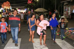 Familias disfrutan el ambiente navideño en la Avenida de Bolívar a Chávez