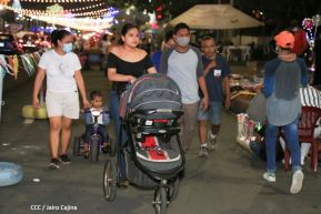 Familias disfrutan el ambiente navideño en la Avenida de Bolívar a Chávez