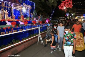 Familias disfrutan el ambiente navideño en la Avenida de Bolívar a Chávez