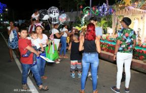 Familias disfrutan el ambiente navideño en la Avenida de Bolívar a Chávez