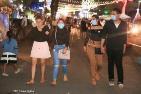 Familias disfrutan el ambiente navideño en la Avenida de Bolívar a Chávez