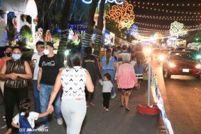 Familias disfrutan el ambiente navideño en la Avenida de Bolívar a Chávez