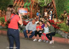 Familias disfrutan el ambiente navideño en la Avenida de Bolívar a Chávez