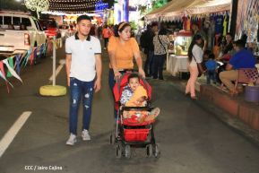 Familias disfrutan el ambiente navideño en la Avenida de Bolívar a Chávez