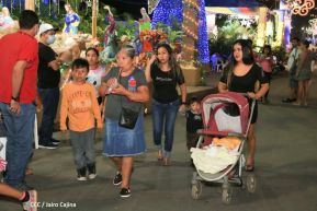 Familias disfrutan el ambiente navideño en la Avenida de Bolívar a Chávez