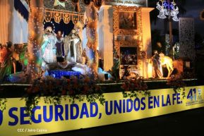 Familias disfrutan el ambiente navideño en la Avenida de Bolívar a Chávez