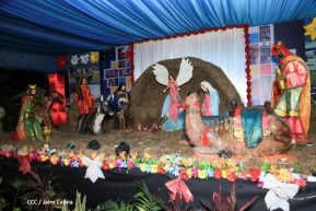 Familias disfrutan el ambiente navideño en la Avenida de Bolívar a Chávez