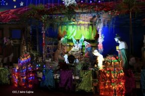 Familias disfrutan el ambiente navideño en la Avenida de Bolívar a Chávez