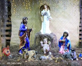 Familias disfrutan el ambiente navideño en la Avenida de Bolívar a Chávez