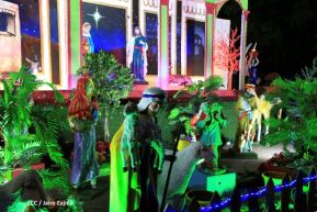 Familias disfrutan el ambiente navideño en la Avenida de Bolívar a Chávez