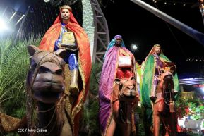 Familias disfrutan el ambiente navideño en la Avenida de Bolívar a Chávez