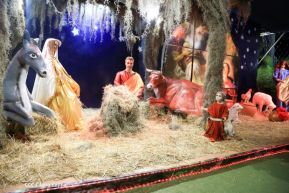 Familias disfrutan el ambiente navideño en la Avenida de Bolívar a Chávez