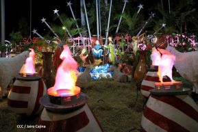 Familias disfrutan el ambiente navideño en la Avenida de Bolívar a Chávez
