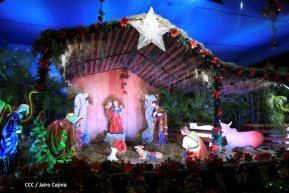 Familias disfrutan el ambiente navideño en la Avenida de Bolívar a Chávez