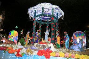 Familias disfrutan el ambiente navideño en la Avenida de Bolívar a Chávez