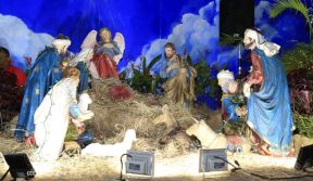 Familias disfrutan el ambiente navideño en la Avenida de Bolívar a Chávez