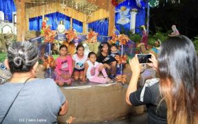 Familias disfrutan el ambiente navideño en la Avenida de Bolívar a Chávez