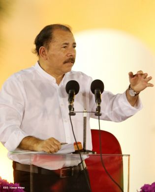 Daniel y Rosario en acto del 80 Aniversario del Tránsito a la Inmortalidad del General Augusto C. Sandino