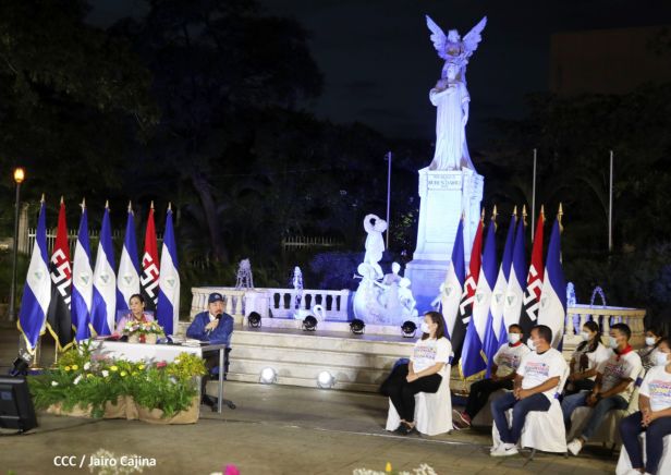 Encuentro del Presidente Daniel  y la Compañera Rosario con las Familias de nuestra Nicaragua Bendita 