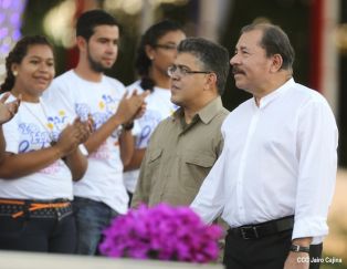 Daniel y Rosario en acto del 80 Aniversario del Tránsito a la Inmortalidad del General Augusto C. Sandino