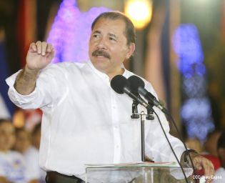 Daniel y Rosario en acto del 80 Aniversario del Tránsito a la Inmortalidad del General Augusto C. Sandino