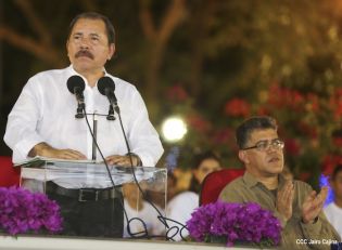 Daniel y Rosario en acto del 80 Aniversario del Tránsito a la Inmortalidad del General Augusto C. Sandino