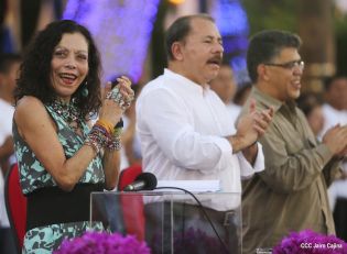 Daniel y Rosario en acto del 80 Aniversario del Tránsito a la Inmortalidad del General Augusto C. Sandino