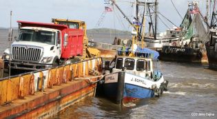 Maquinaria para construcción de carretera en Bluefields
