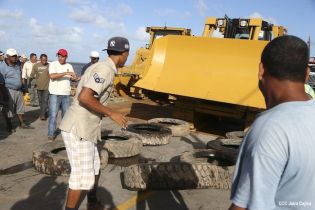 Maquinaria para construcción de carretera en Bluefields