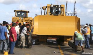 Maquinaria para construcción de carretera en Bluefields