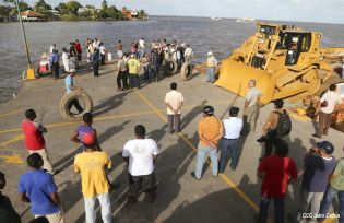 Maquinaria para construcción de carretera en Bluefields