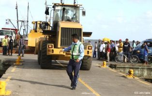 Maquinaria para construcción de carretera en Bluefields