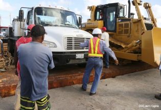 Maquinaria para construcción de carretera en Bluefields