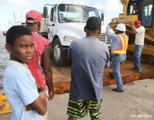 Maquinaria para construcción de carretera en Bluefields