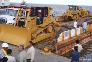 Maquinaria para construcción de carretera en Bluefields