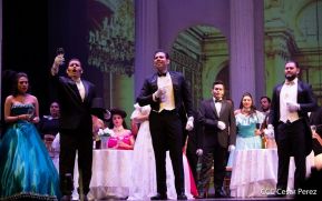 Puesta en escena de La Traviata del italiano Giuseppe Verdi 