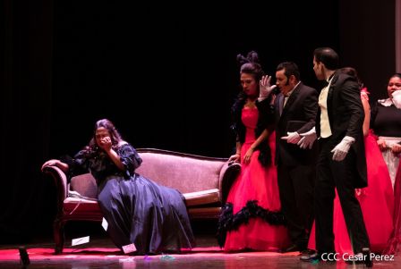 Puesta en escena de La Traviata del italiano Giuseppe Verdi 