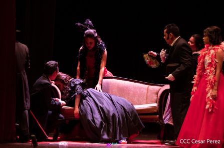 Puesta en escena de La Traviata del italiano Giuseppe Verdi 