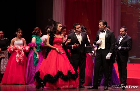 Puesta en escena de La Traviata del italiano Giuseppe Verdi 